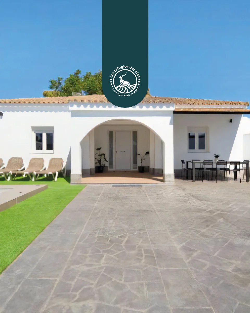 House with pool in Novo Sancti Petri with a whitewashed façade and a spacious patio
