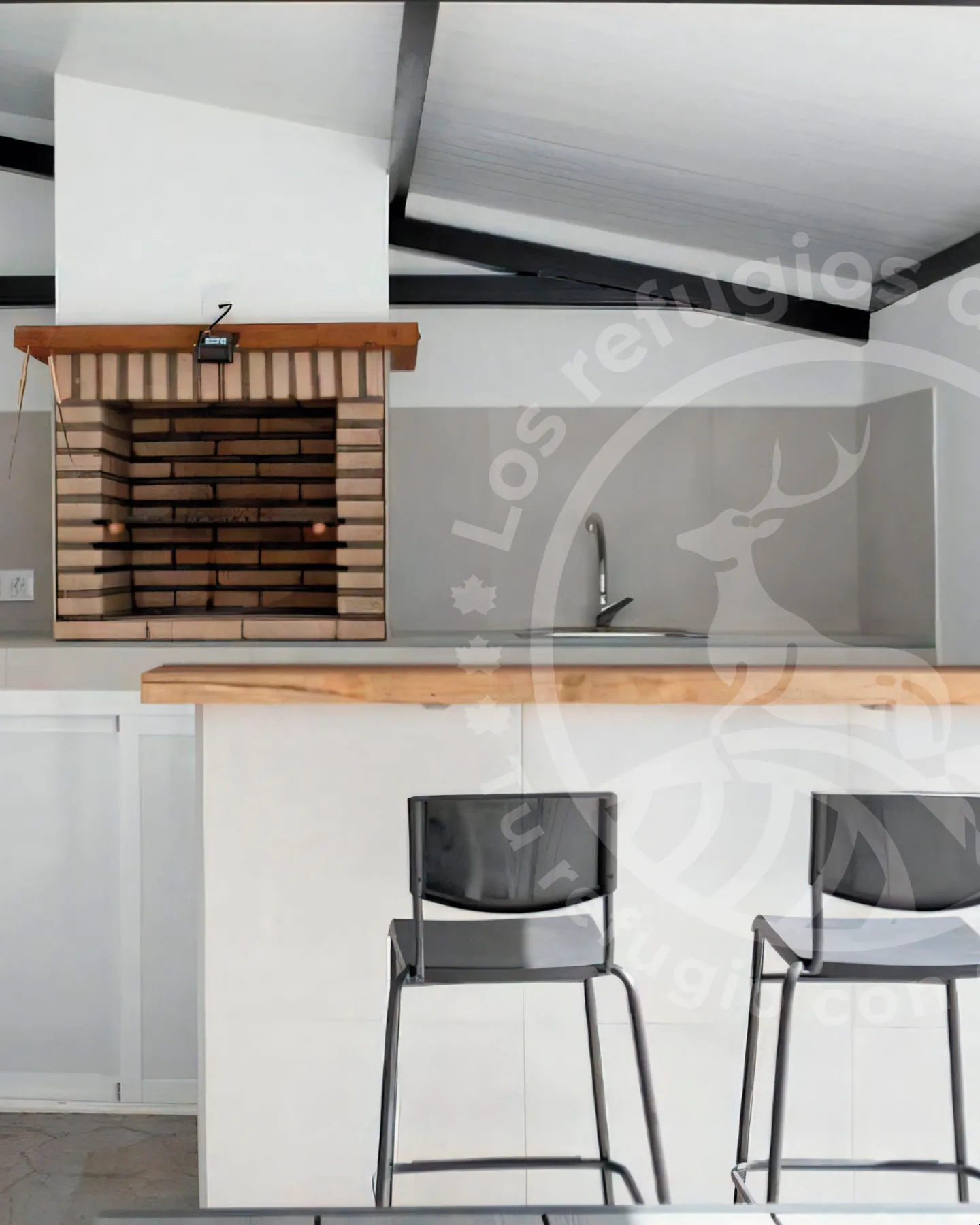 Built-in barbecue and wooden bar in a house with pool