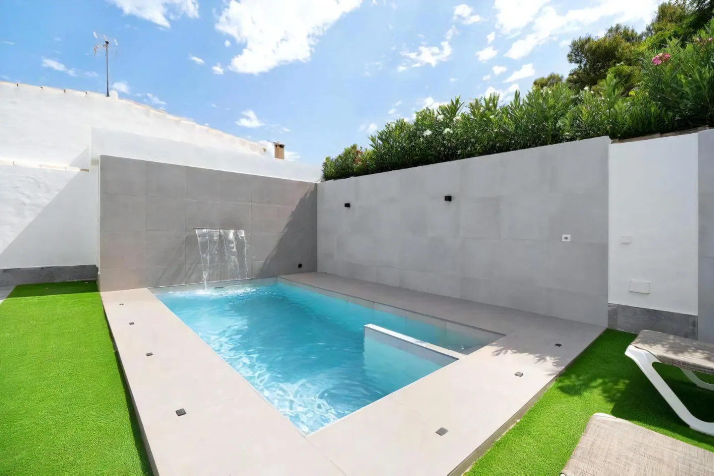 Private pool of Casa Ferro with water cascade in Chiclana