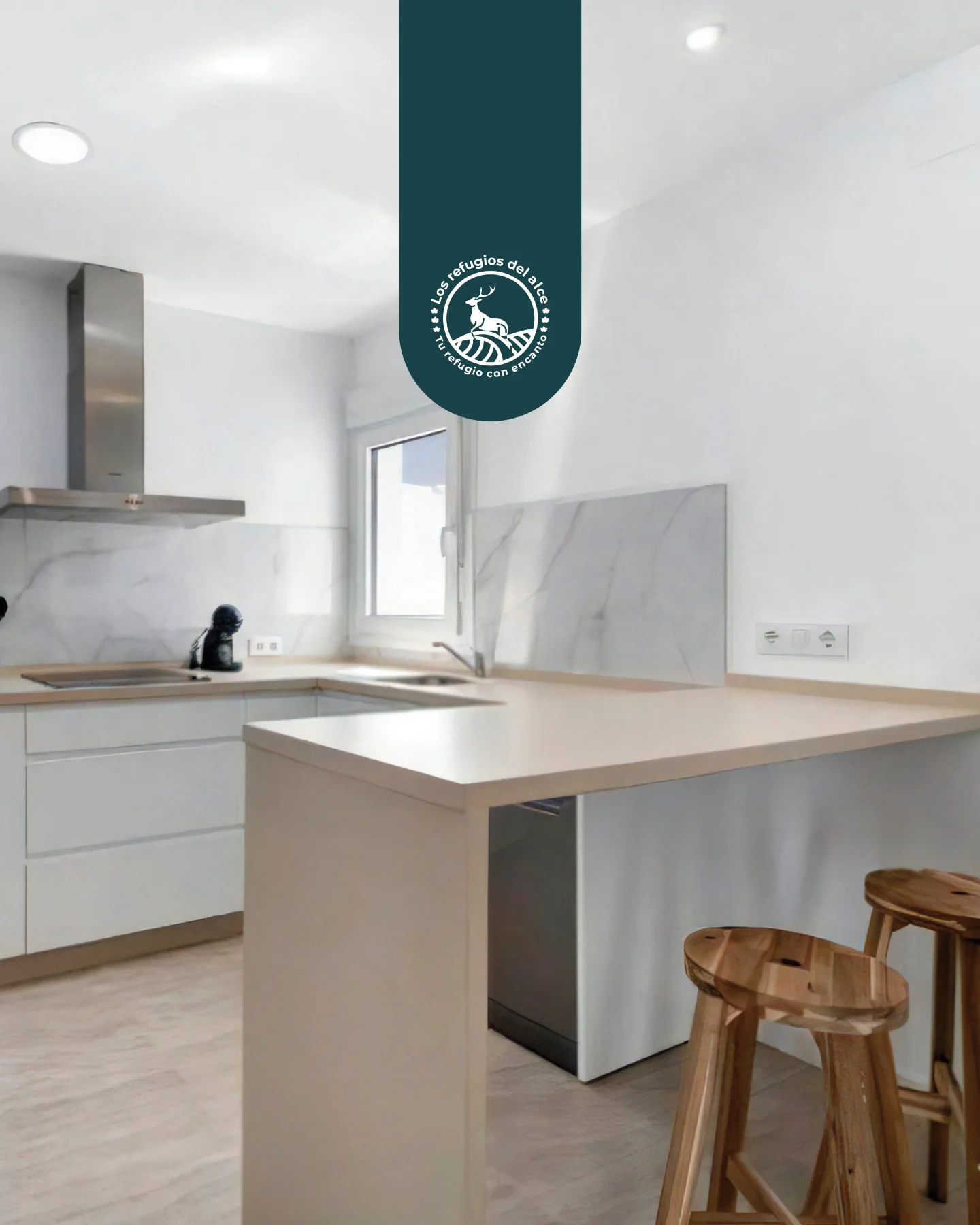 Cocina equipada de la casa rural en Chiclana con barra y taburetes