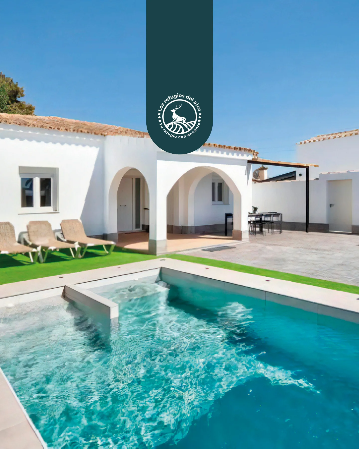 Exterior de la casa rural en Chiclana con piscina privada y porche de arcos