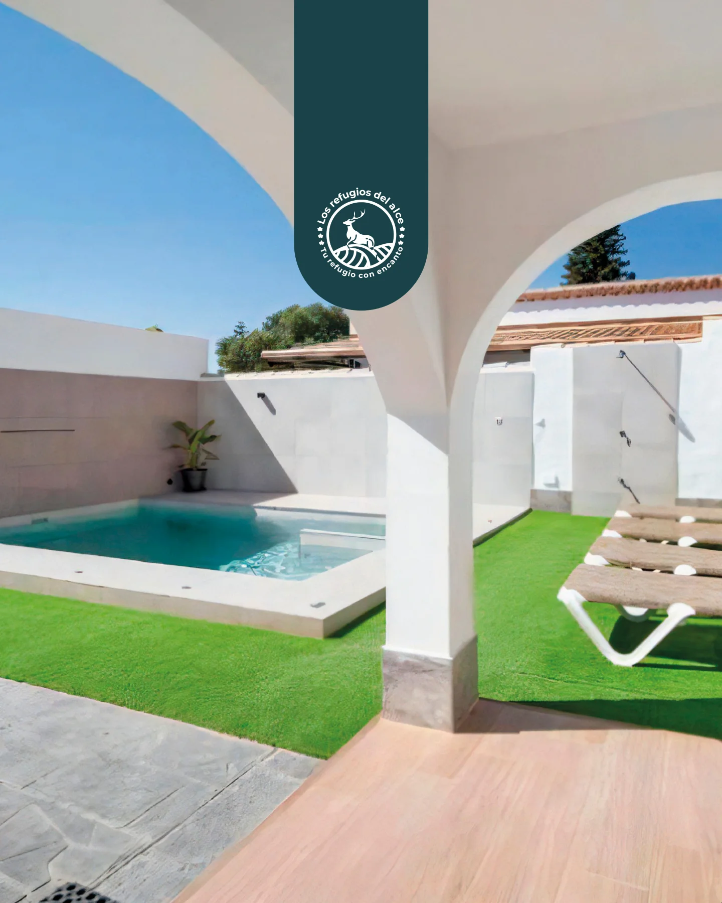 Piscina privada y porche con césped de la casa en Chiclana