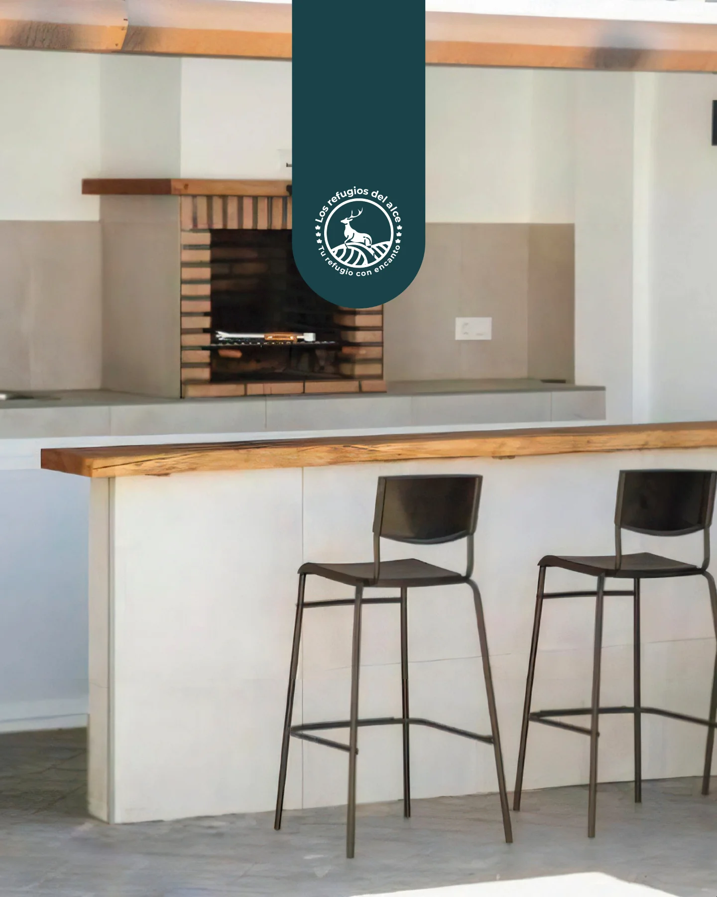 Built-in barbecue area with a counter and stools