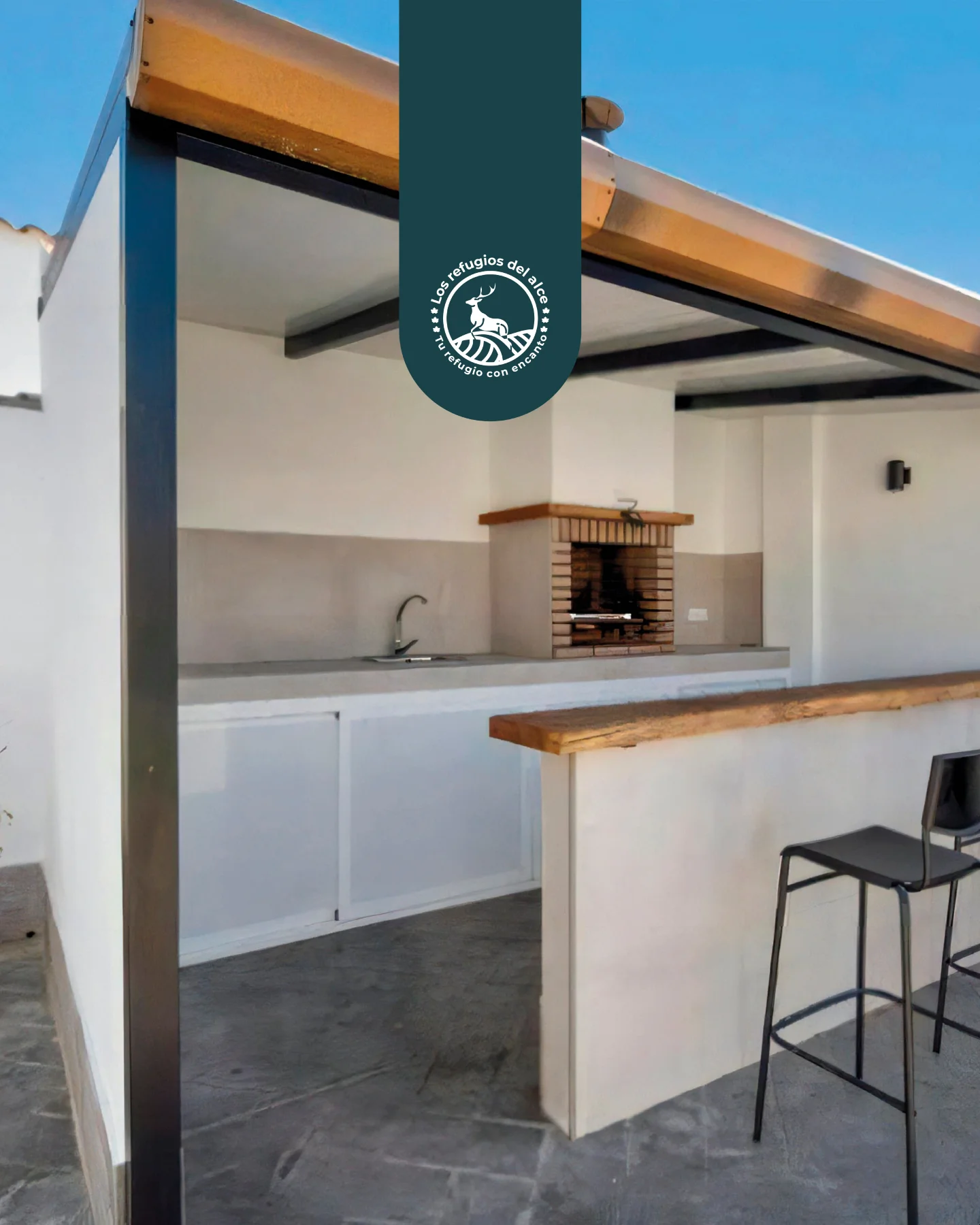 Cocina exterior con barbacoa y terraza cubierta al aire libre