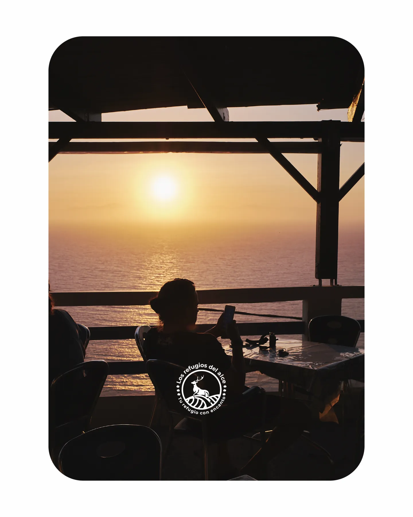 Sunset dinner on a terrace facing the sea, one of the things to do near Chiclana to end the day unhurried