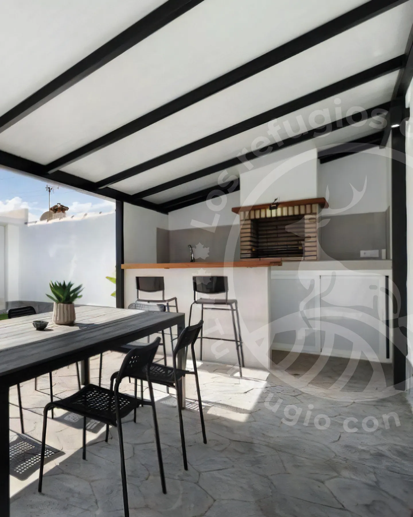 Porche con mesa larga y barbacoa de obra, el final natural de un día de comer en Chiclana