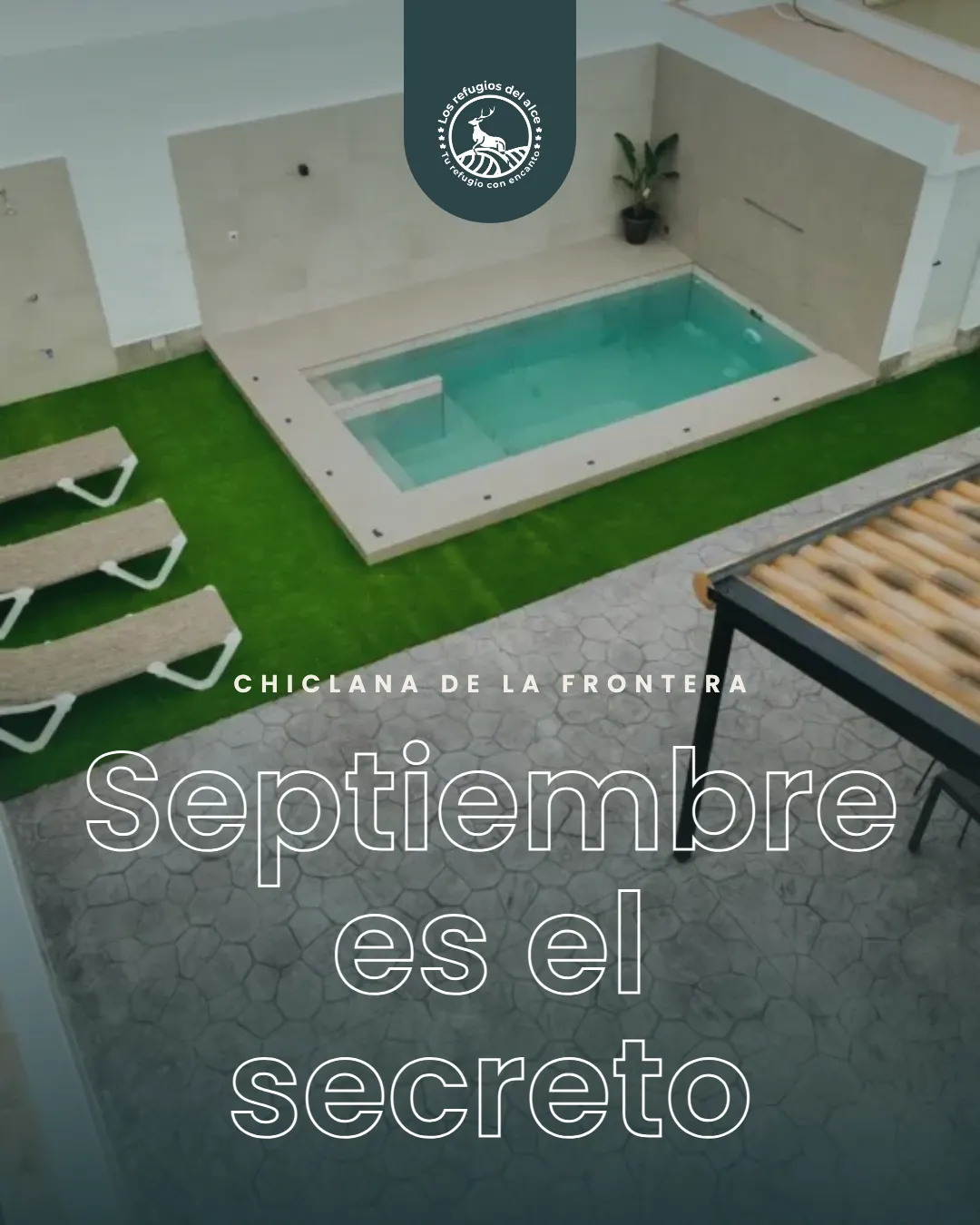 Piscina privada climatizada con hamacas y barbacoa en una casa rural para disfrutar de septiembre en Chiclana