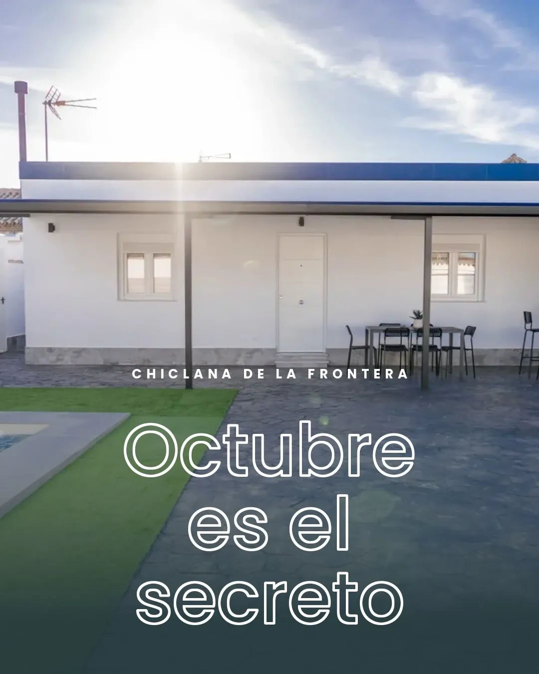Otoño en Chiclana: casa blanca con porche, mesa exterior y piscina bajo la luz de la tarde