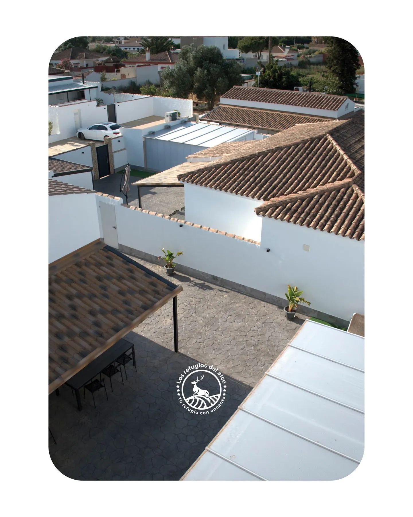 Vista aérea del conjunto de casas blancas con teja árabe y patio privado para el otoño en Chiclana