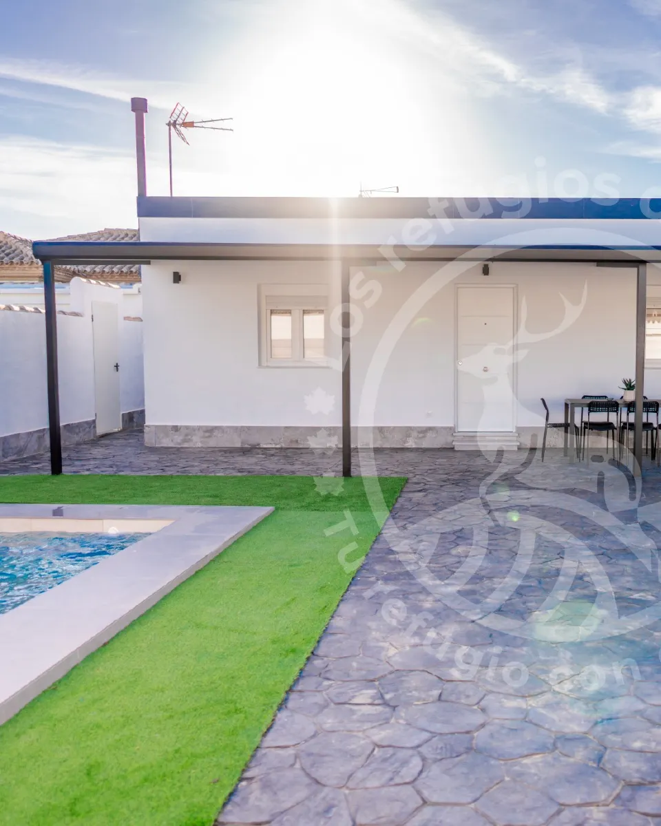 House with a private pool, garden and terrace to unwind after a beach picnic in Chiclana
