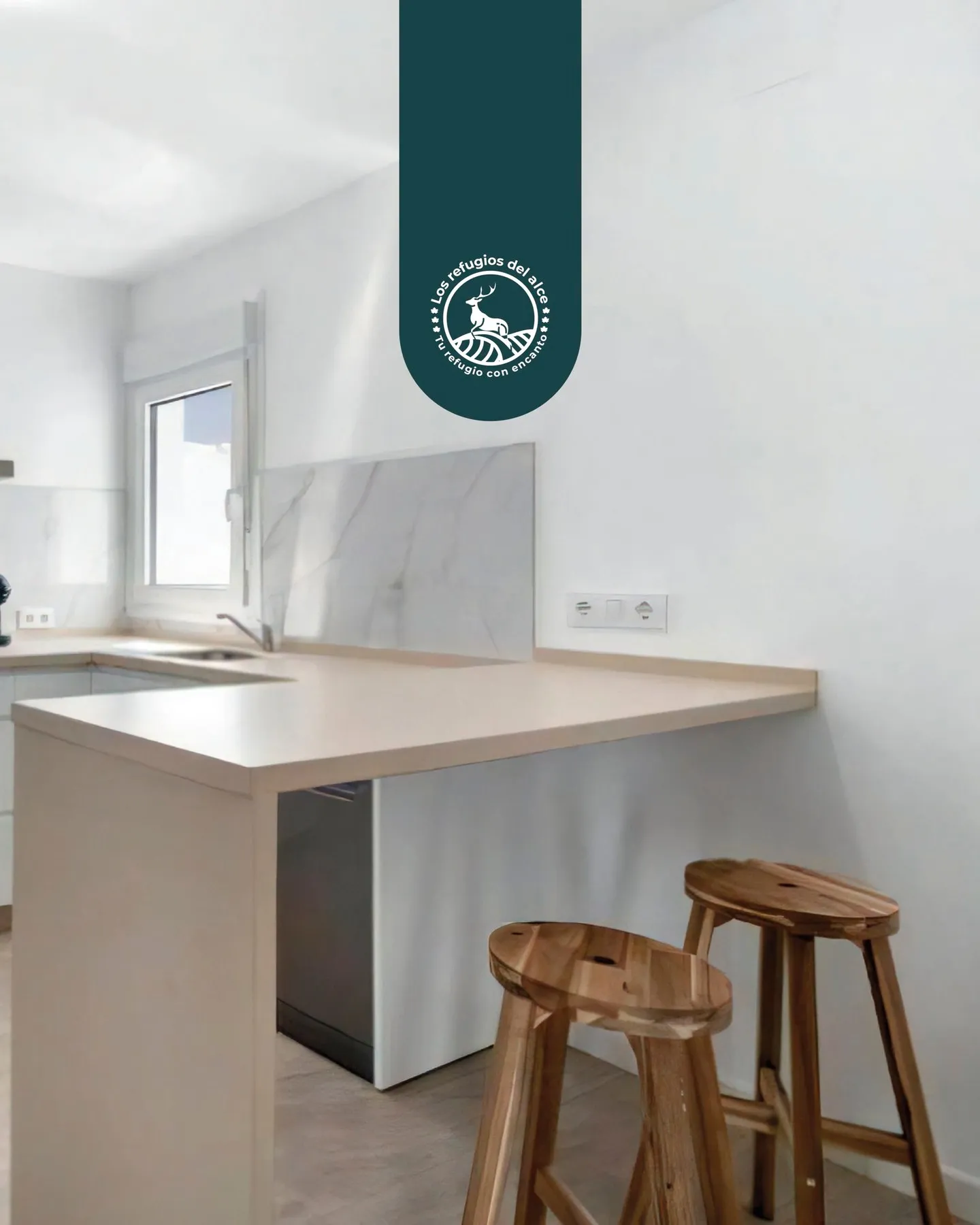 Equipped kitchen with a breakfast bar and wooden stools in a house in Chiclana
