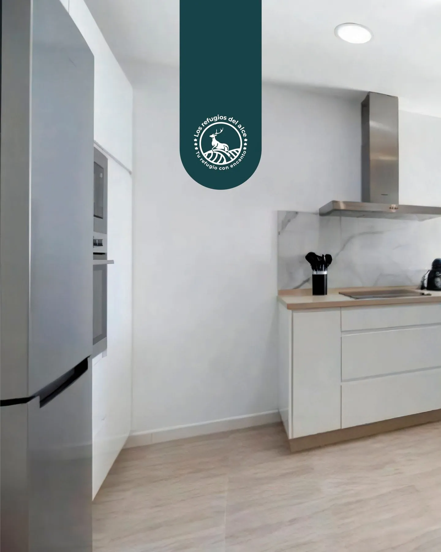 Kitchen with oven, fridge, hob and extractor hood in a house in Chiclana
